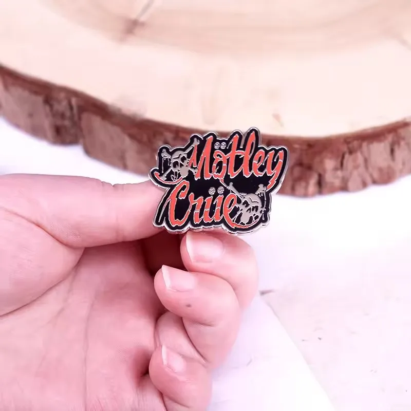 Music Logo Brooch Classic 80s  - Heavy Equipment Logo recension och pris
